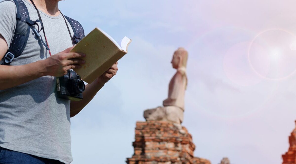 Pauschalreise vs eigenbuchung – Erste Reise allein (Symbolbild: Mann, Der Buch Im Freien Hält)