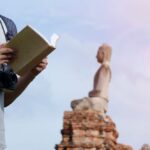 Pauschalreise vs eigenbuchung – Erste Reise allein (Symbolbild: Mann, Der Buch Im Freien Hält)