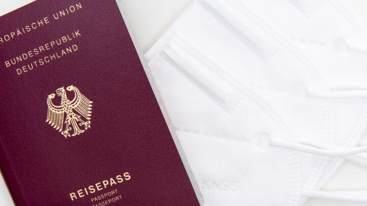 Reisekrankenversicherung – Erste Reise allein (Symbolbild: Kostenloses Stock Foto zu 4k, aufsicht, ausweisdokument)