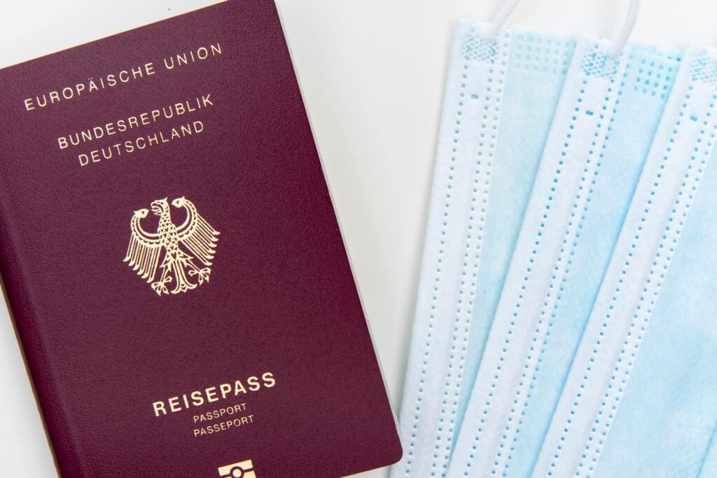 Reisekrankenversicherung – Erste Reise allein (Symbolbild: Kostenloses Stock Foto zu 4k, aufsicht, ausweisdokument)